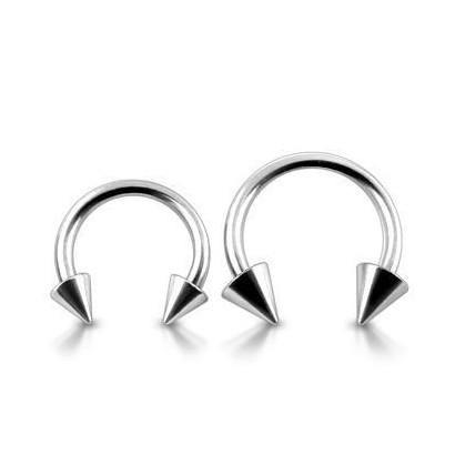 Piercing - podkova s hroty, tl. 1,6 mm (1,6 x 12 mm, 5 x 5 mm)